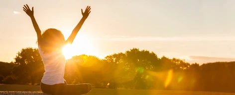 Vitamin D3 Webseite visualisiert mit Frau jubelnd im Sonnenlicht hüpft